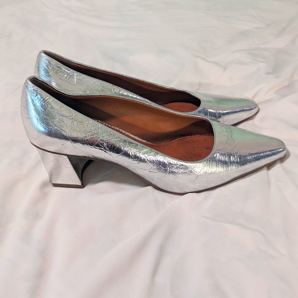 Silver pointed pumps